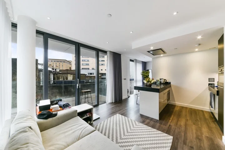 Flat Alie Street in Greater London