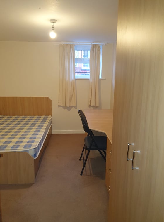 Flat Estcourt Terrace in Leeds