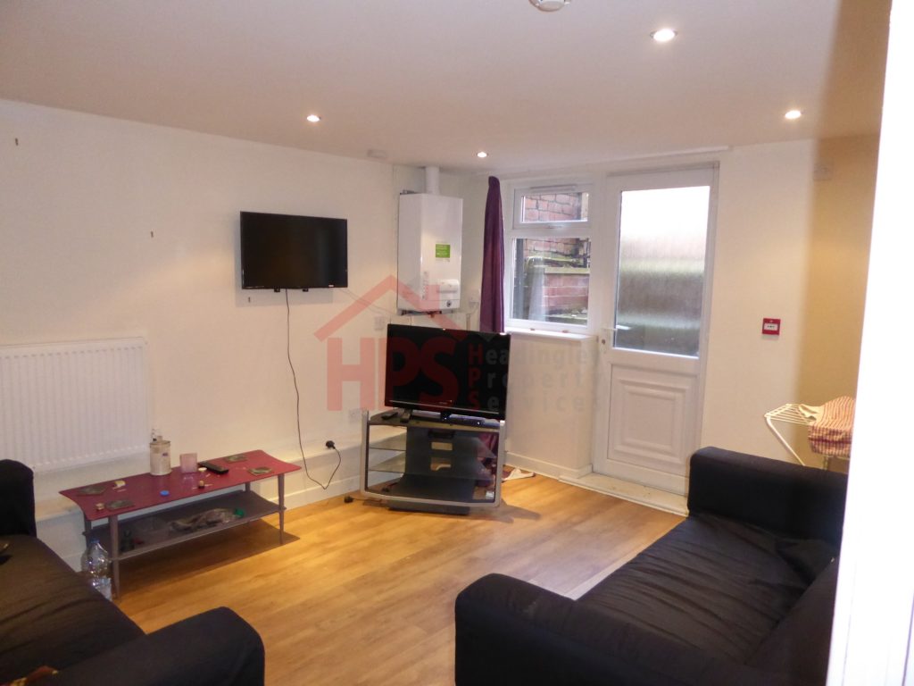 Flat Estcourt Terrace in Leeds