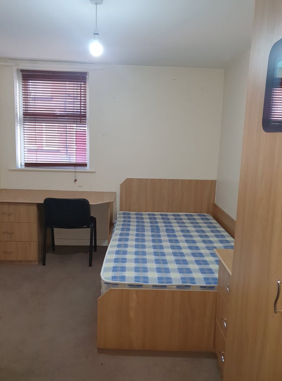Flat Estcourt Terrace in Leeds