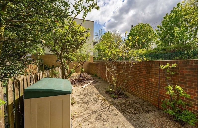 Room Greenford Avenue in Greater London