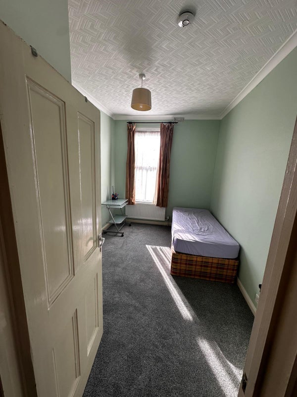 Room Greenford Avenue in Greater London