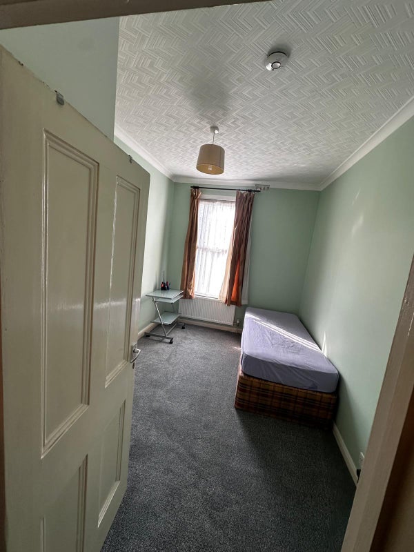 Room Greenford Avenue in Greater London