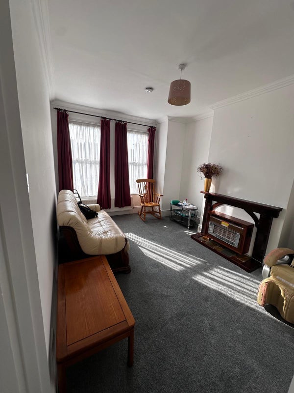 Room Greenford Avenue in Greater London