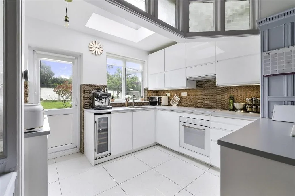 Room Hillcroome Road in Greater London