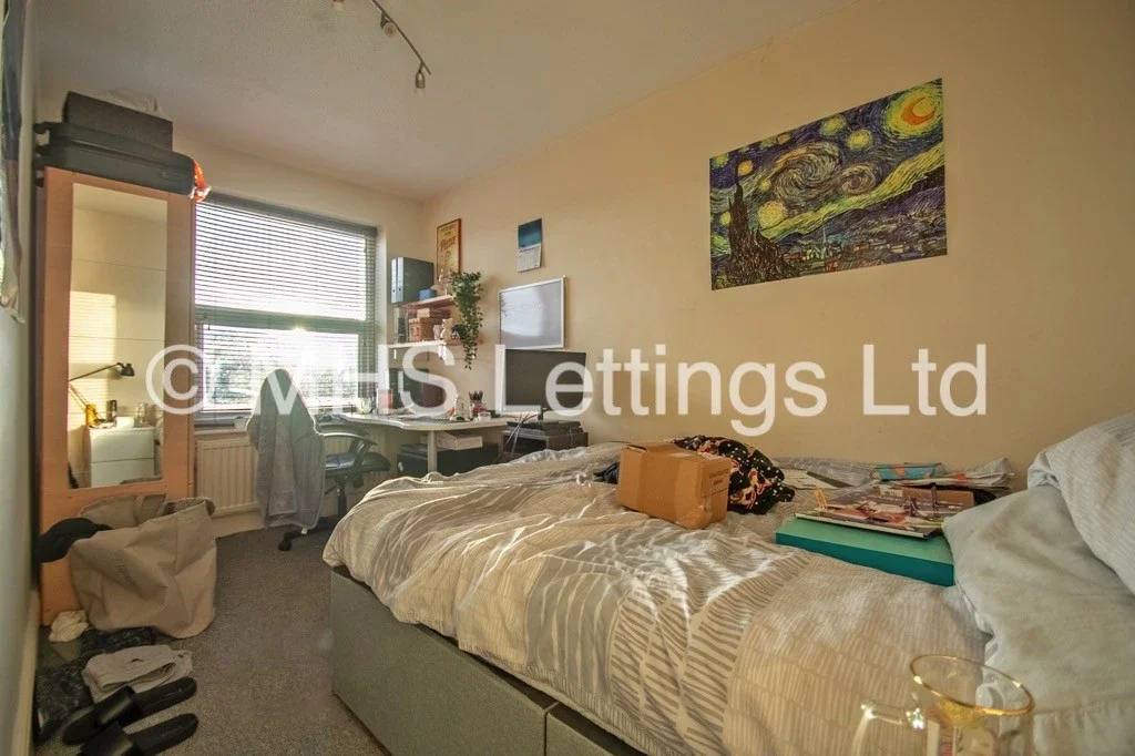 Flat Hyde Park Close in Leeds