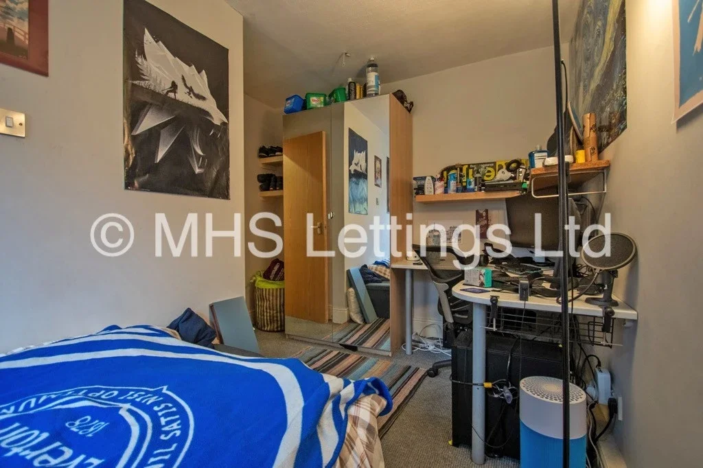 Flat Hyde Park Close in Leeds