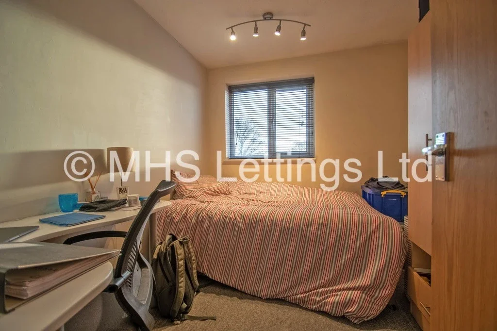 Flat Hyde Park Close in Leeds