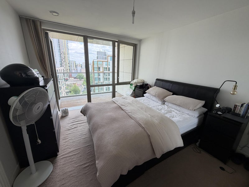 Flat Coster Avenue in Greater London