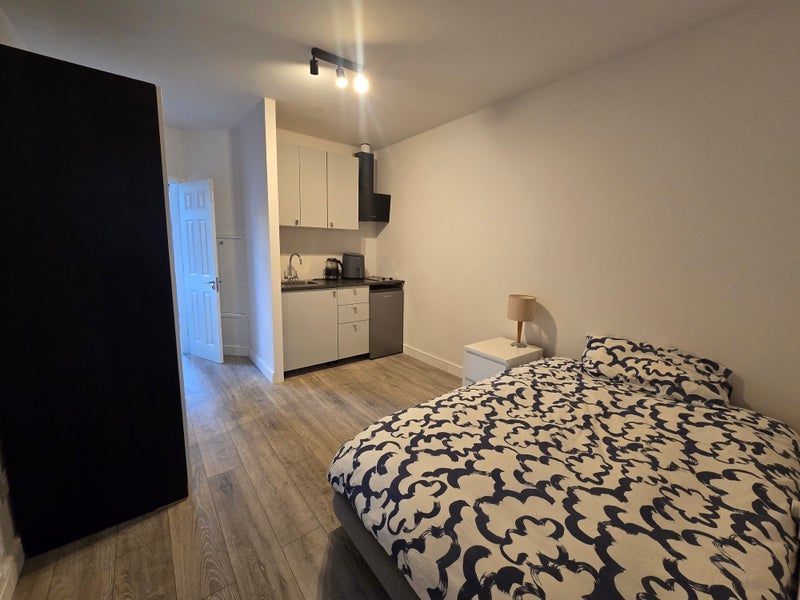 Flat Hillside Road in Greater London