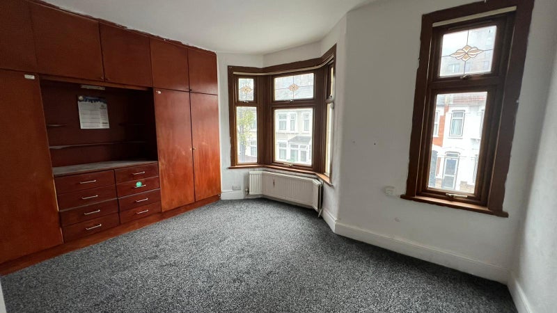 Room Campbell Road in Greater London