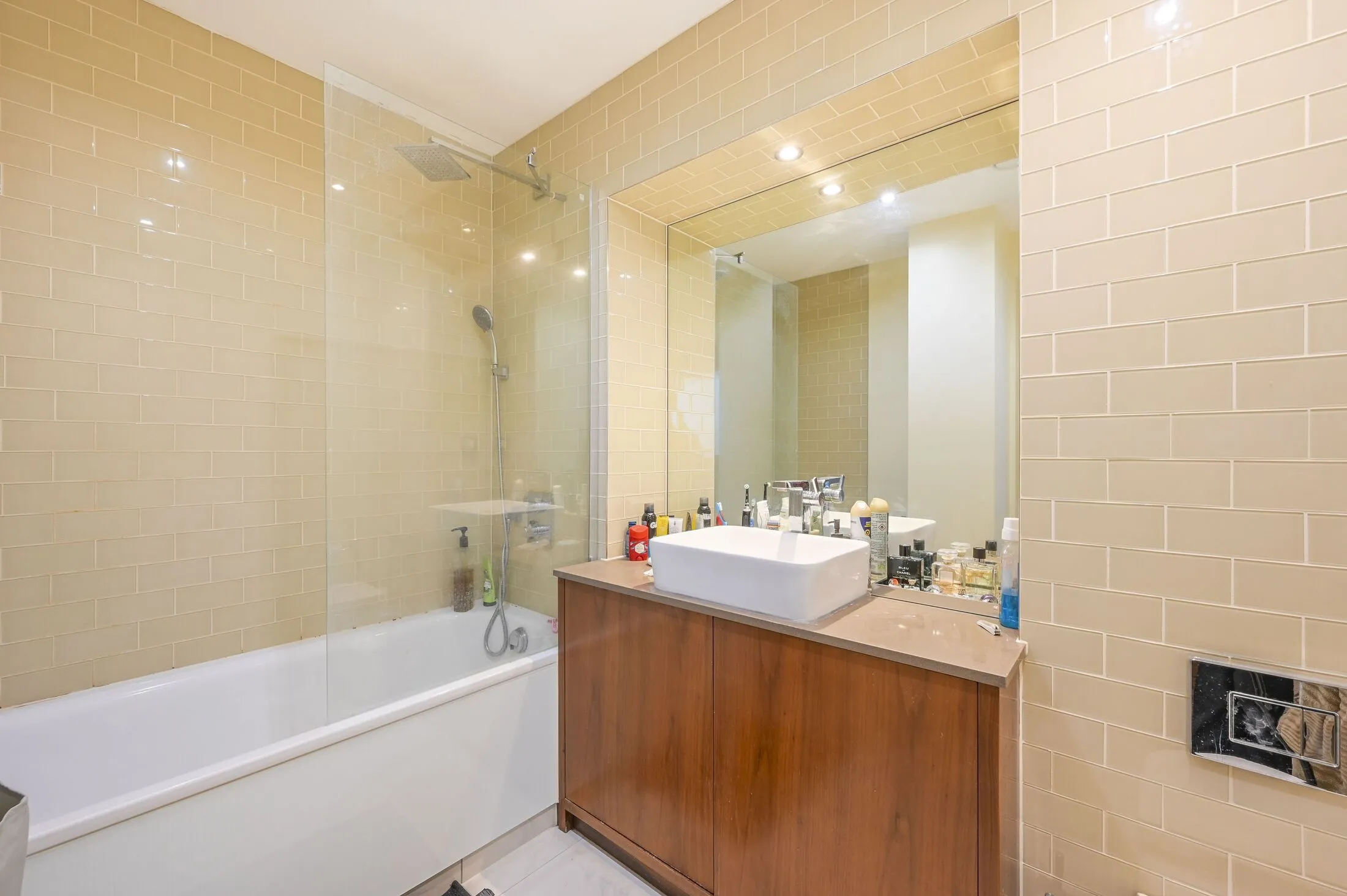Flat Lincoln Plaza in Greater London