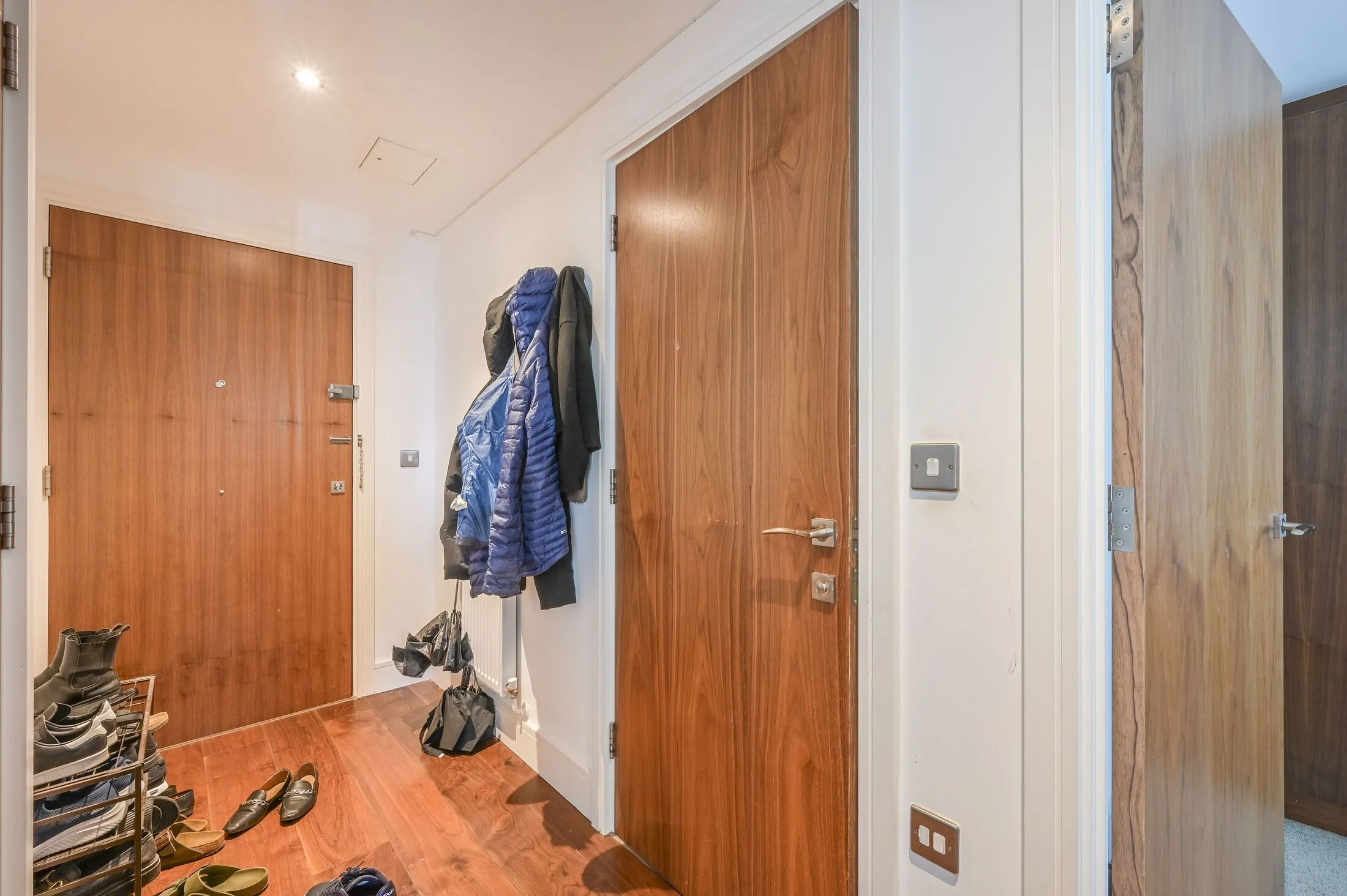 Flat Lincoln Plaza in Greater London