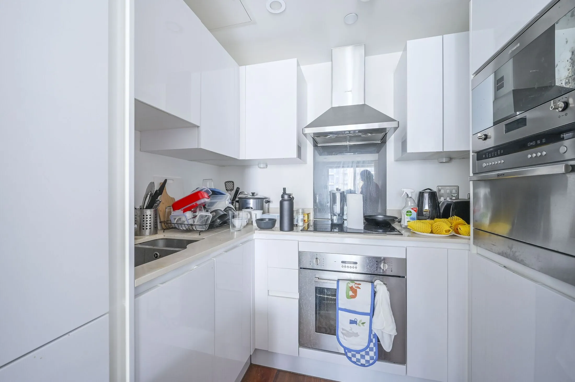 Flat Lincoln Plaza in Greater London