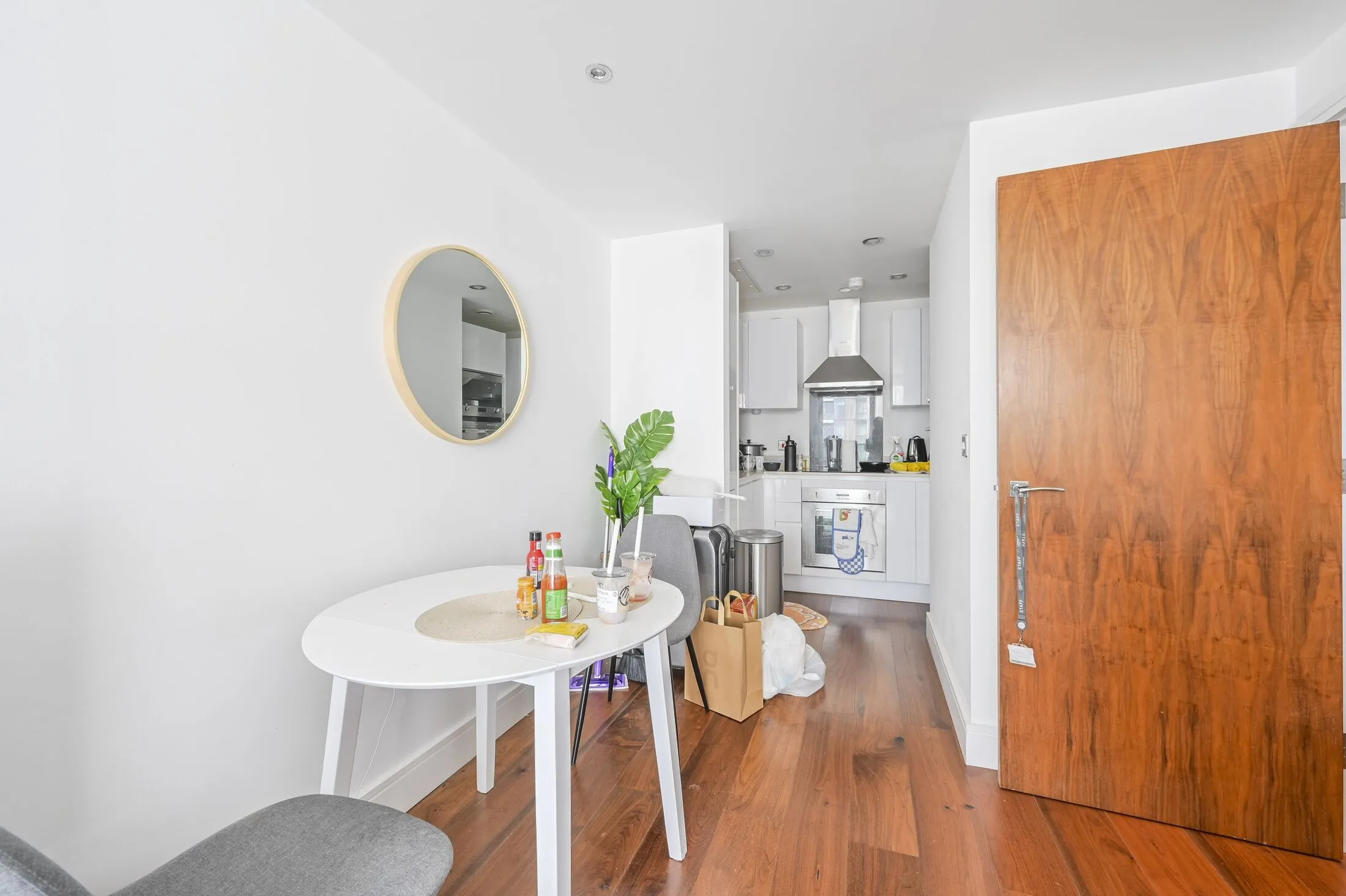 Flat Lincoln Plaza in Greater London