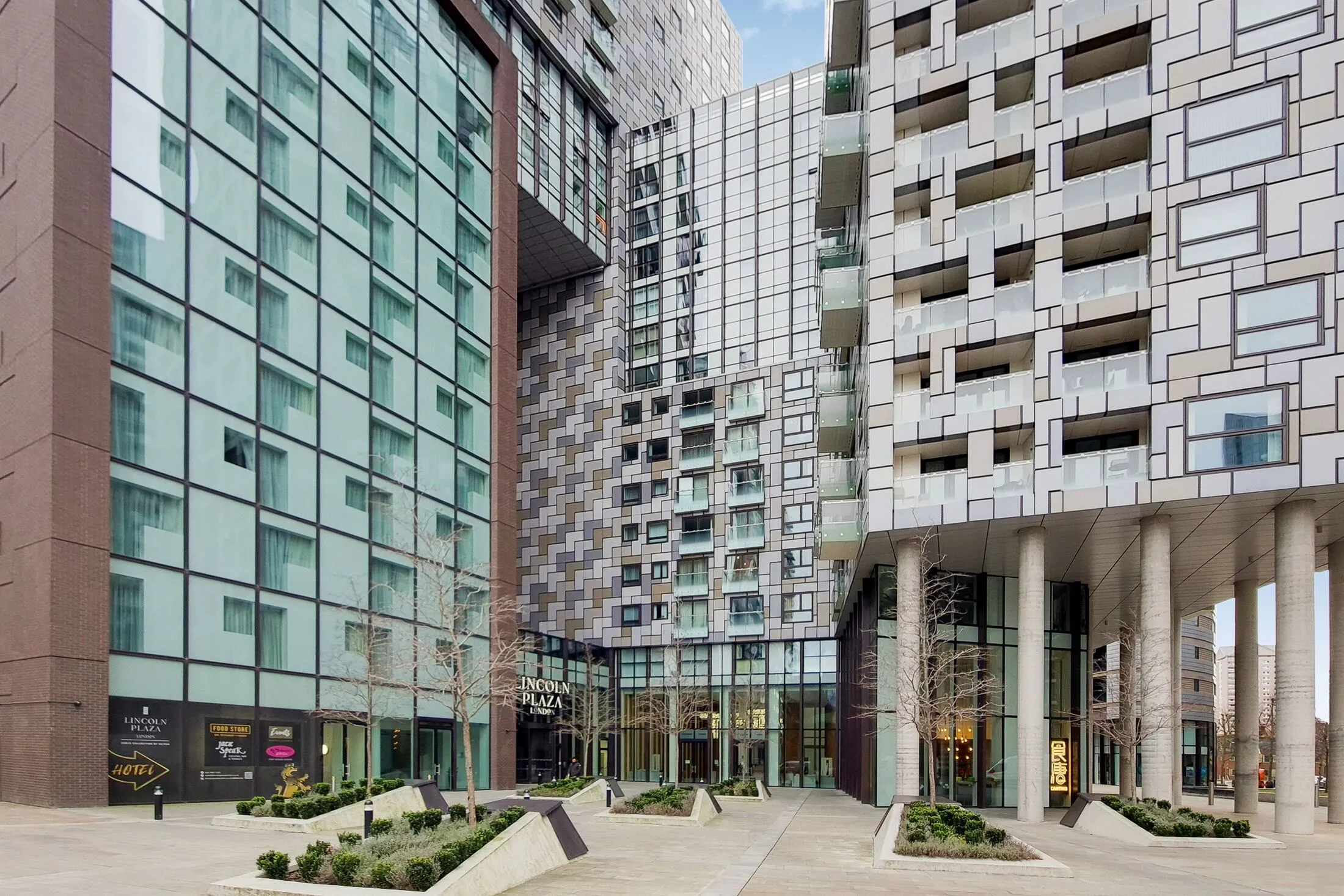 Flat Lincoln Plaza in Greater London
