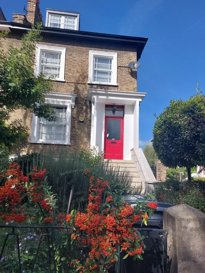 Flat Rochester Square in Greater London