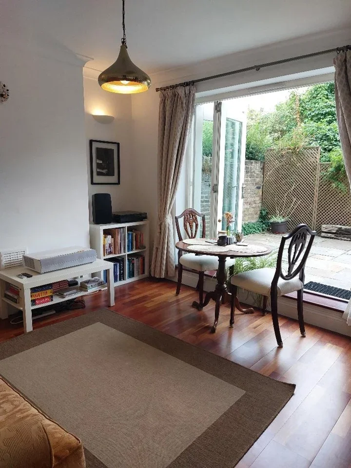 Flat Rochester Square in Greater London