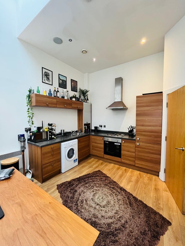 Room Central Way in Warrington