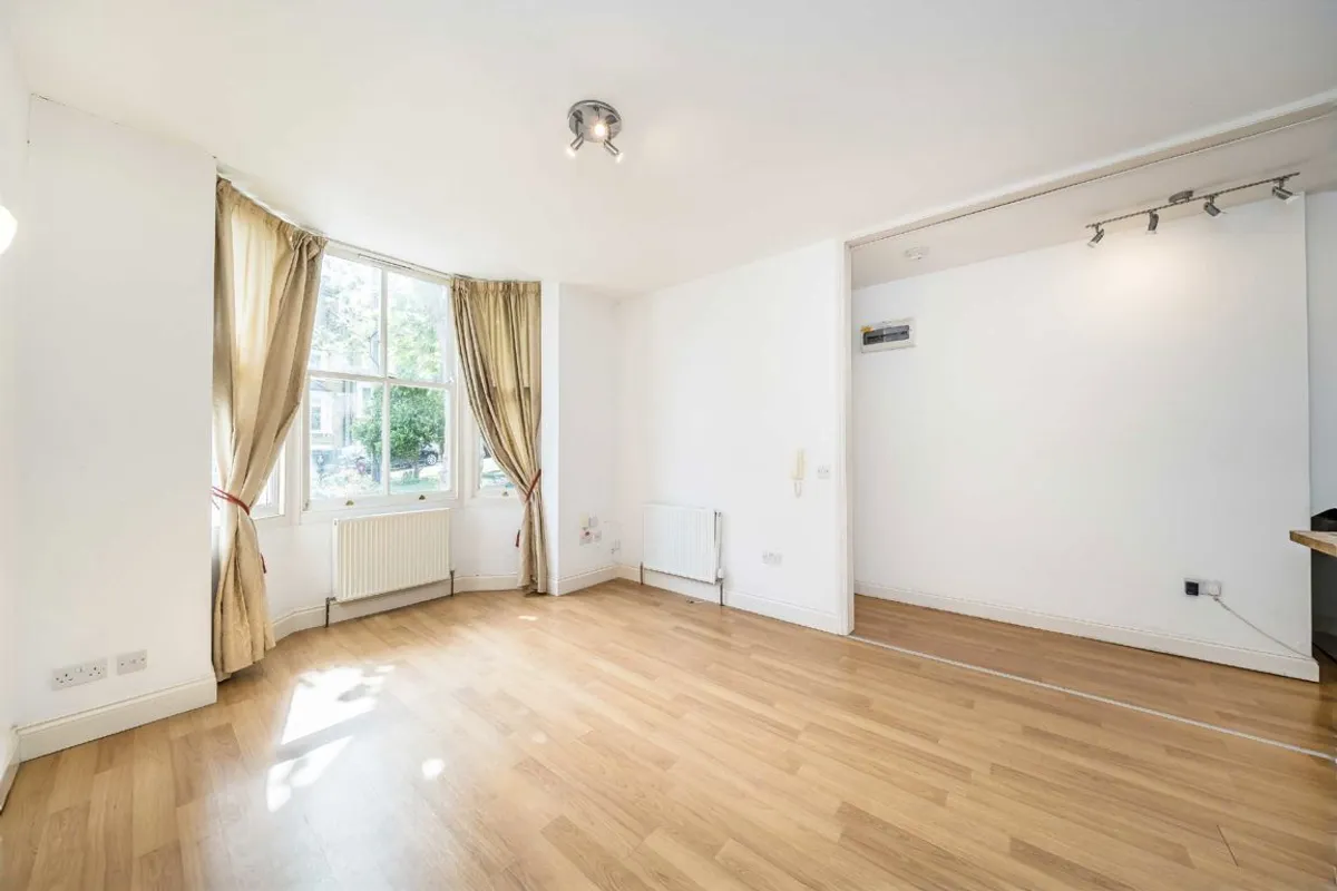 Flat Becondale Road in Greater London