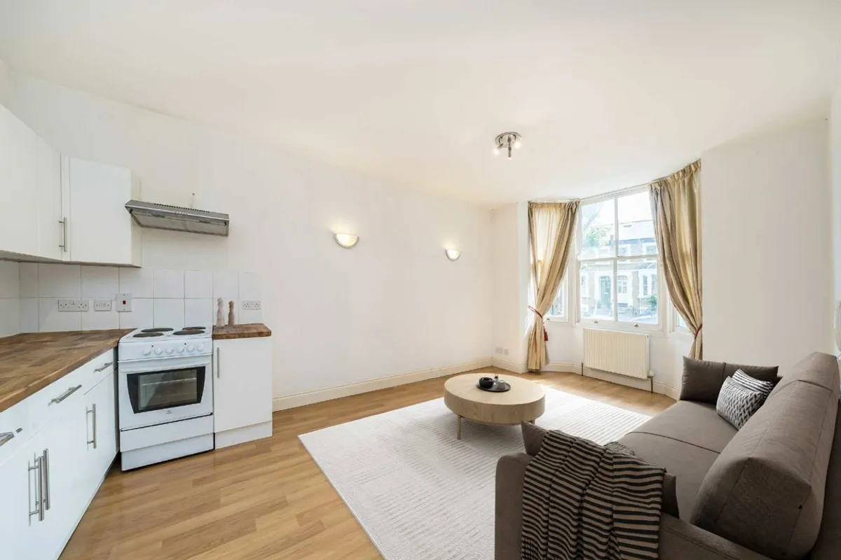 Flat Becondale Road in Greater London