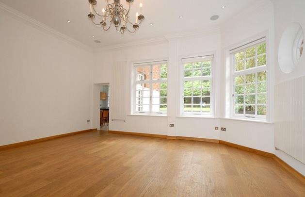 Flat Bracknell Gardens in Greater London
