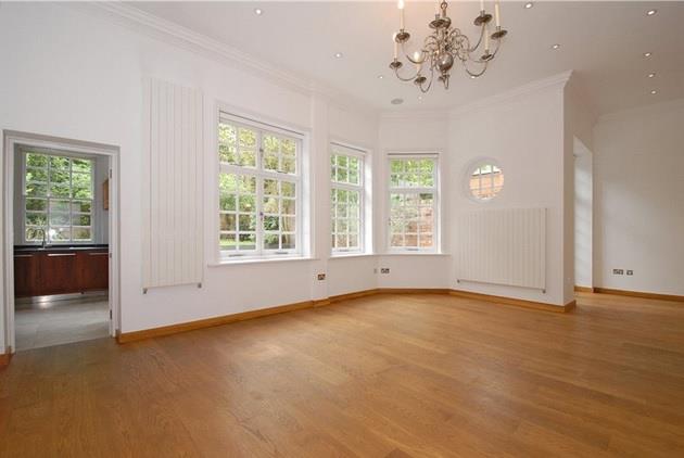 Flat Bracknell Gardens in Greater London