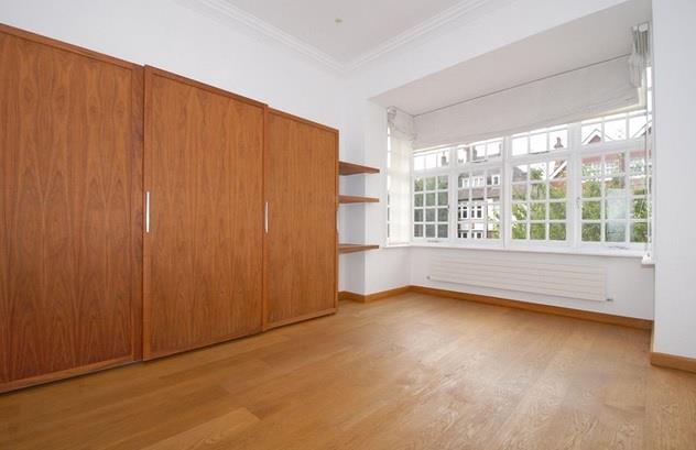 Flat Bracknell Gardens in Greater London