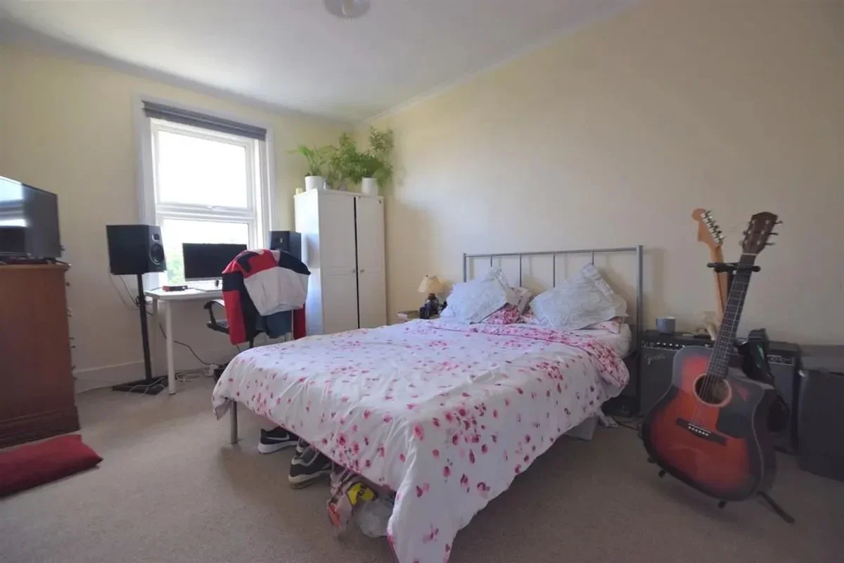 Room Parkhurst Road in Guildford