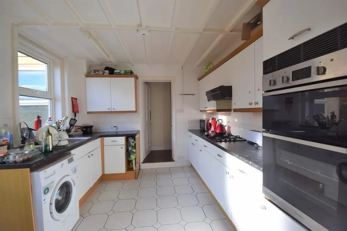 Room Parkhurst Road in Guildford