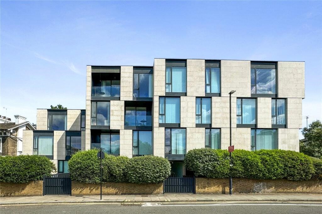 Flat Oval Road in Greater London
