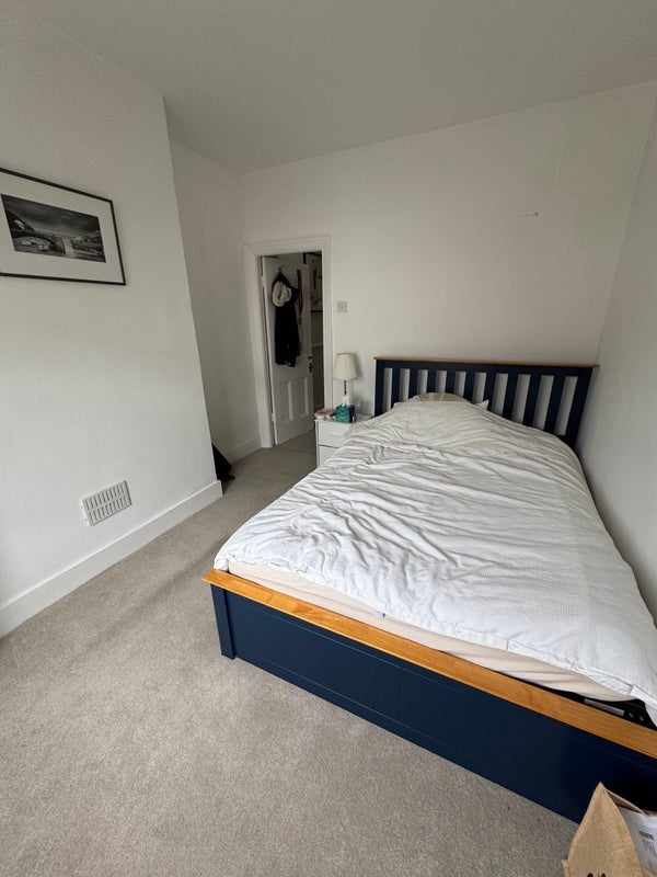 Room Cowdrey Road in Greater London
