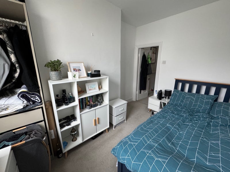Room Cowdrey Road in Greater London