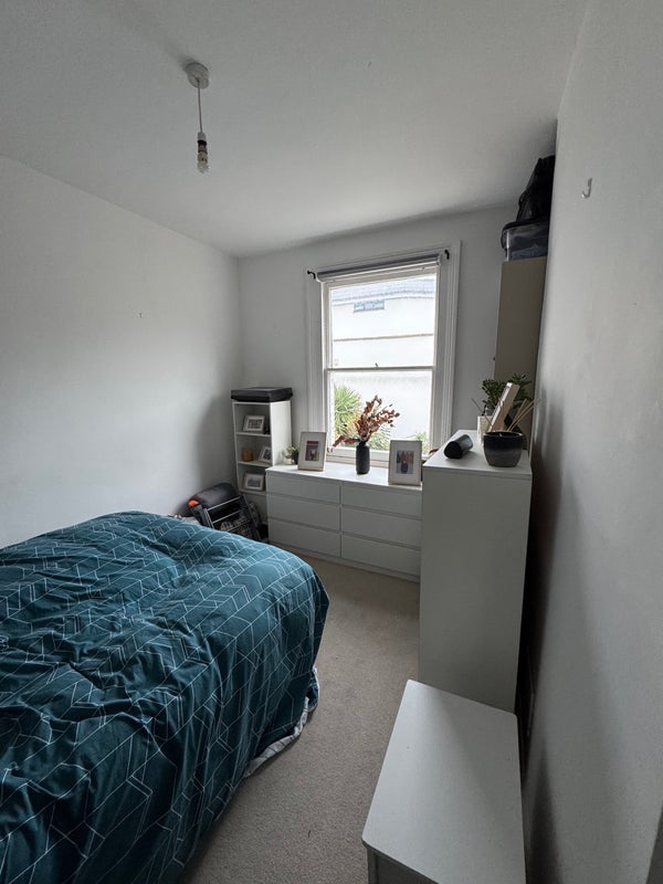 Room Cowdrey Road in Greater London