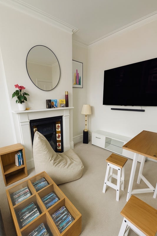 Room Cowdrey Road in Greater London