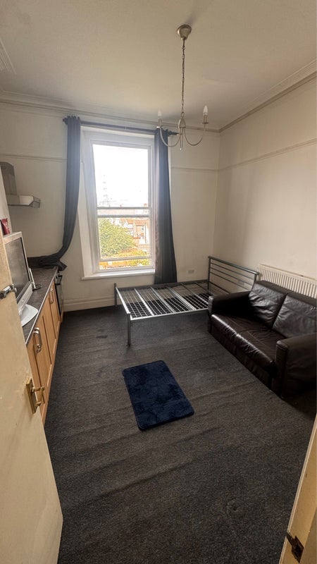 Flat Gloucester Road in Bristol