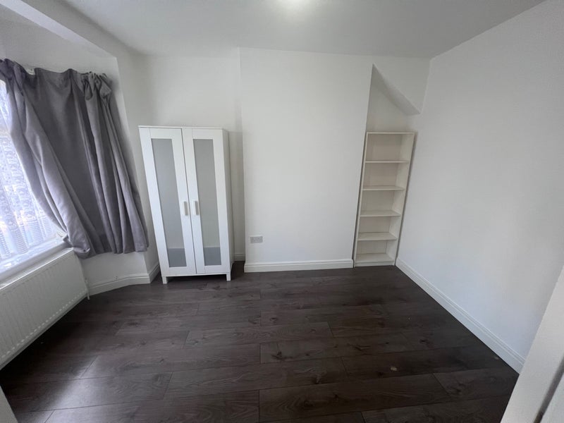 Room Gresham Road in Greater London
