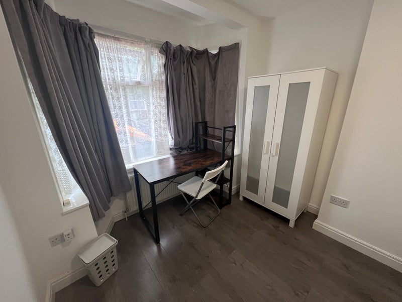 Room Gresham Road in Greater London