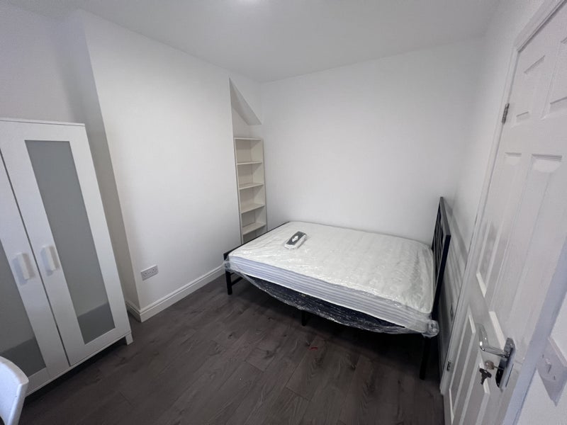 Room Gresham Road in Greater London