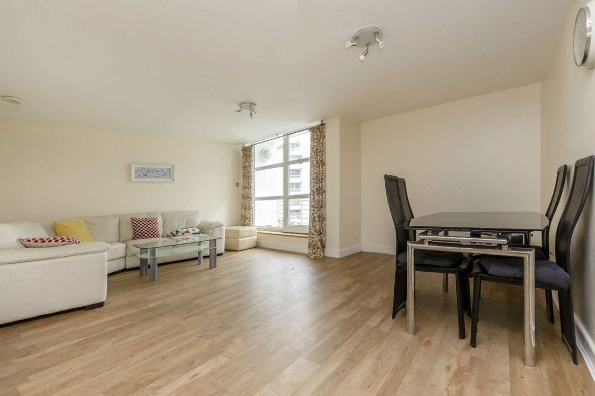 Flat Manchester Road in Greater London