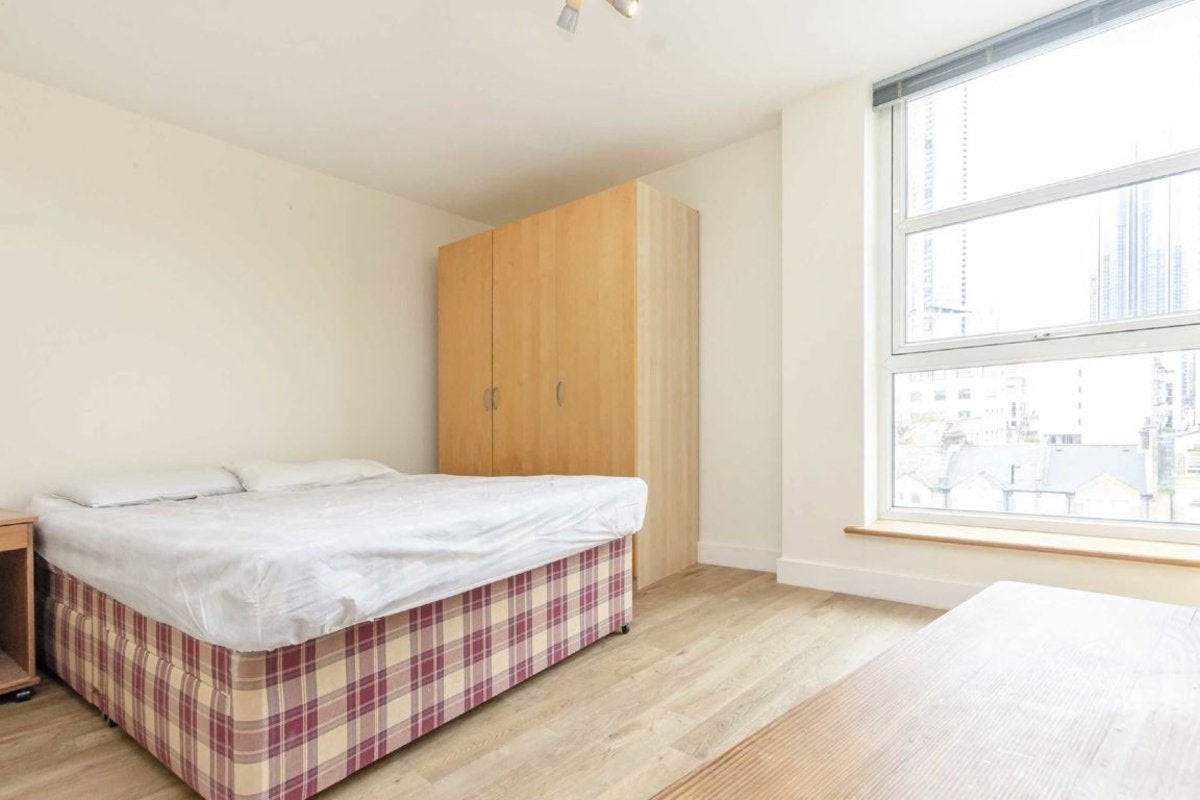 Flat Manchester Road in Greater London