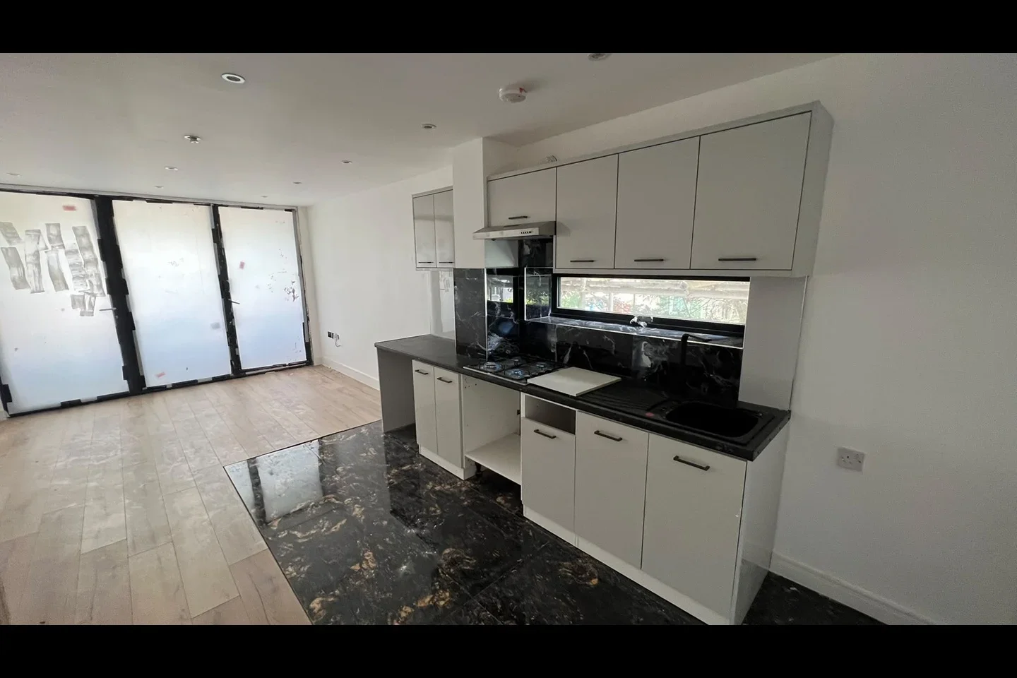 Flat Robins Court in Greater London
