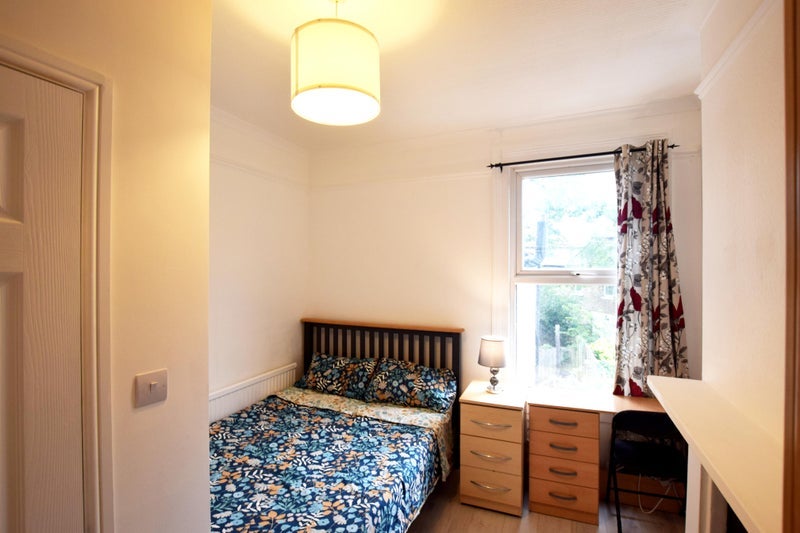 Room Gunnersbury Lane in Greater London