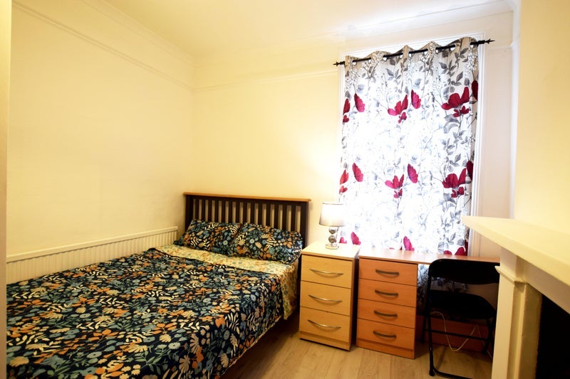 Room Gunnersbury Lane in Greater London