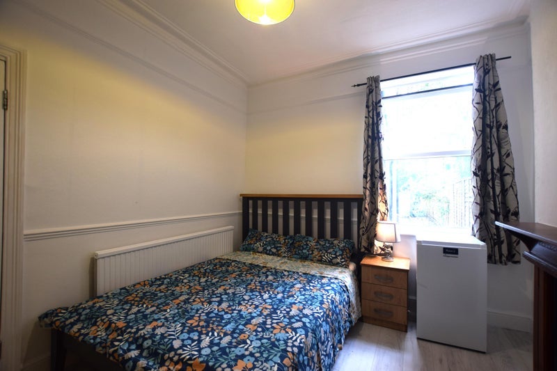Room Gunnersbury Lane in Greater London