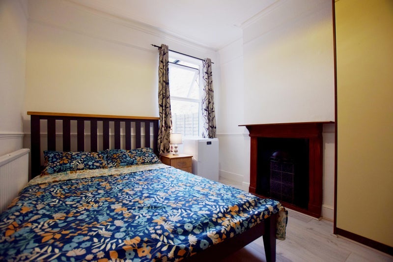 Room Gunnersbury Lane in Greater London