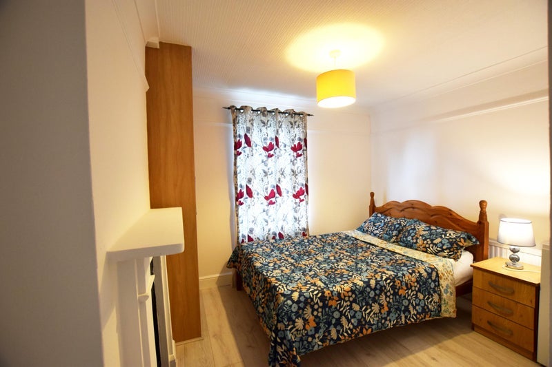 Room Gunnersbury Lane in Greater London