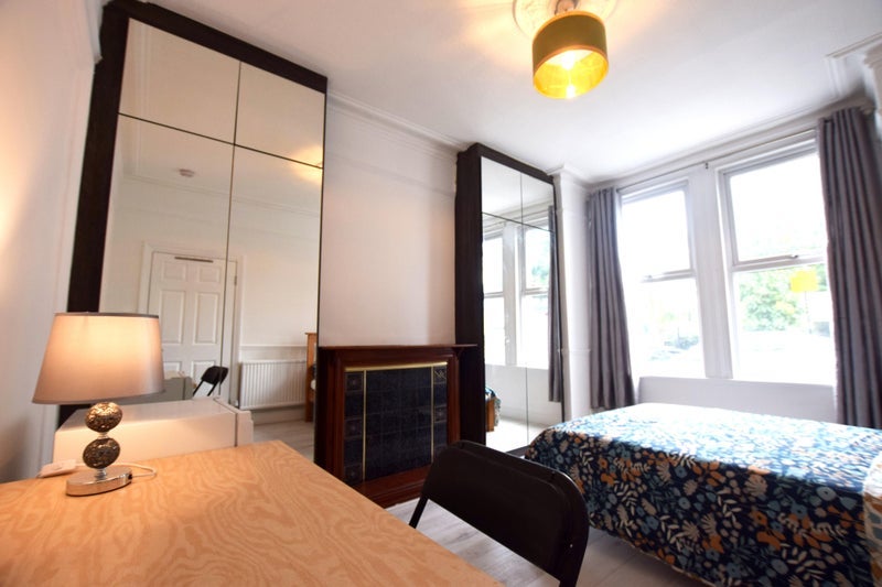 Room Gunnersbury Lane in Greater London