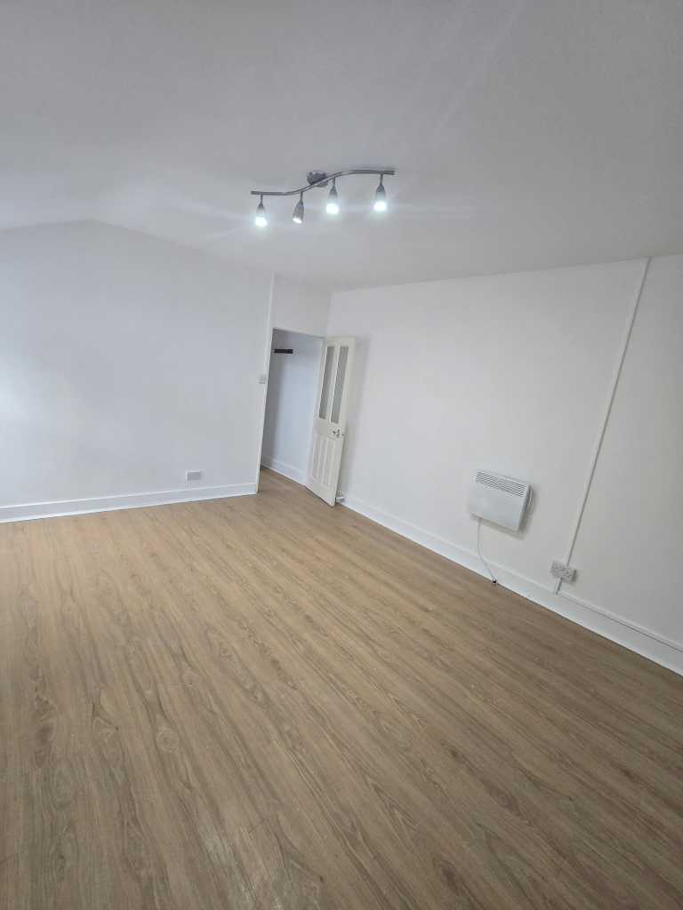 Flat Longbridge Road in Greater London