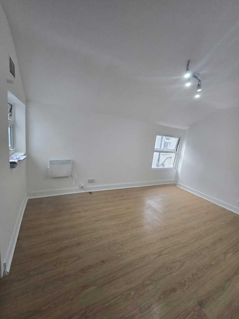 Flat Longbridge Road in Greater London